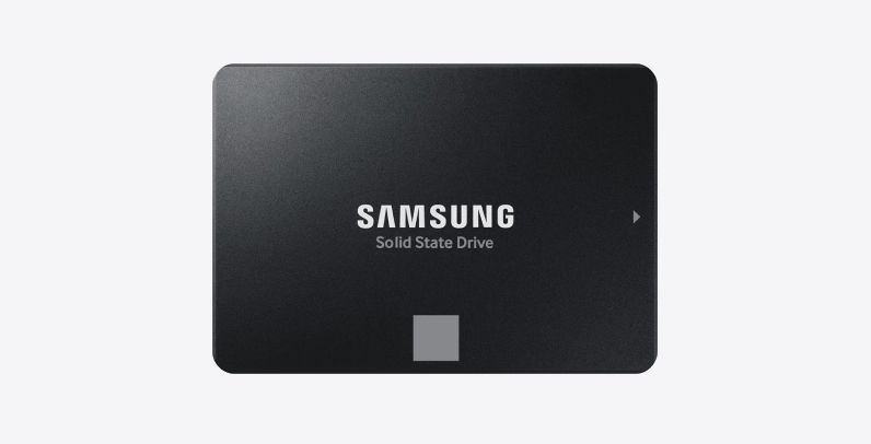 Изображение твердотельного накопителя Samsung 870 Evo на светло-сером фоне