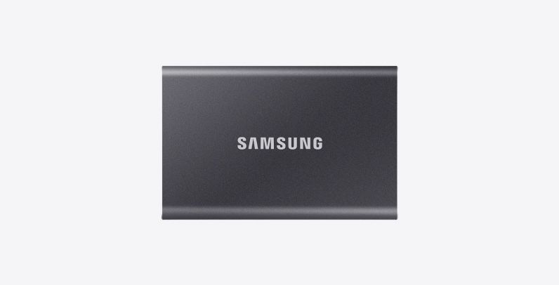 Изображение внешнего SSD-диска Samsung T7 на светло-сером фоне