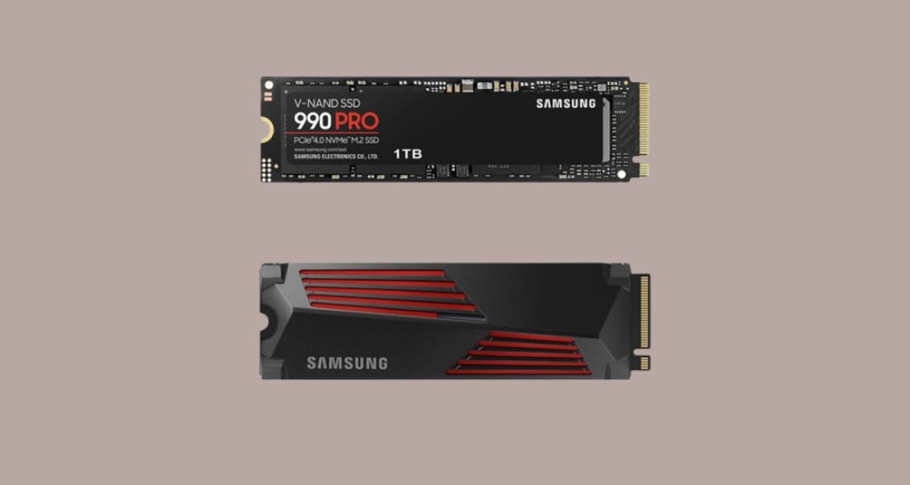 Изображение версий накопителя Samsung 990 Pro с радиатором и без.