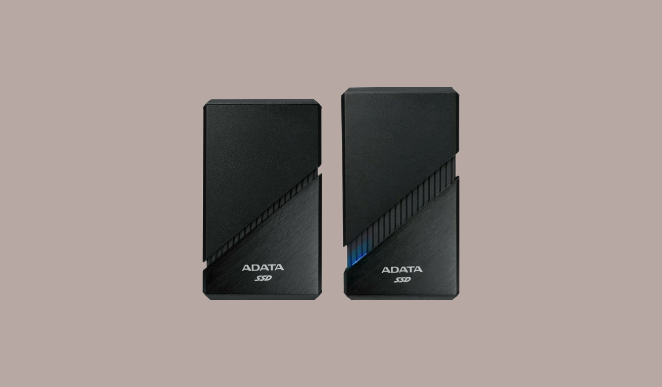 Внешний накопитель ADATA SE920 в сложенном и рабочем состоянии.