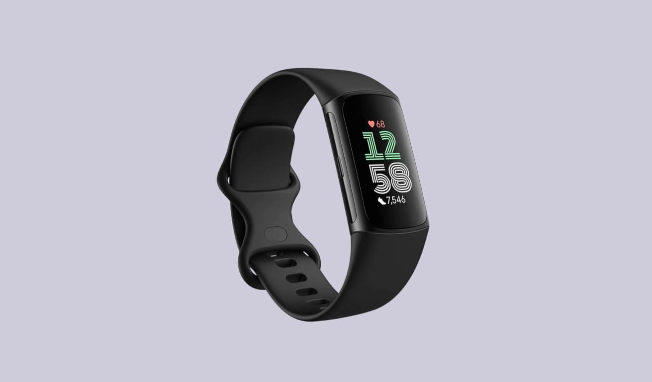 Fitbit Charge 6 на светлом монохромном серо-фиолетовом фоне.