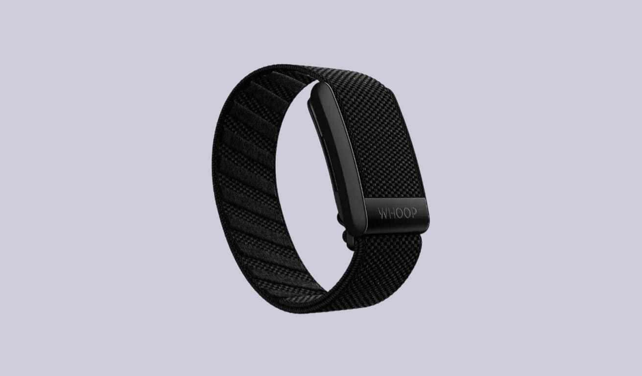 Изображение безэкранного фитнес-браслета Whoop 4.0 на светлом монохромном фоне.