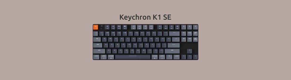 Keychron K1 SE на монохромном фоне.