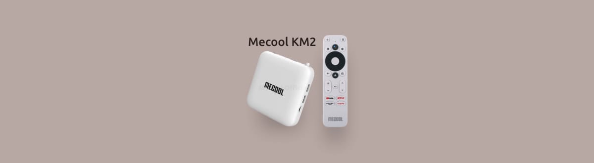 Mecool KM2 на однотонном фоне.