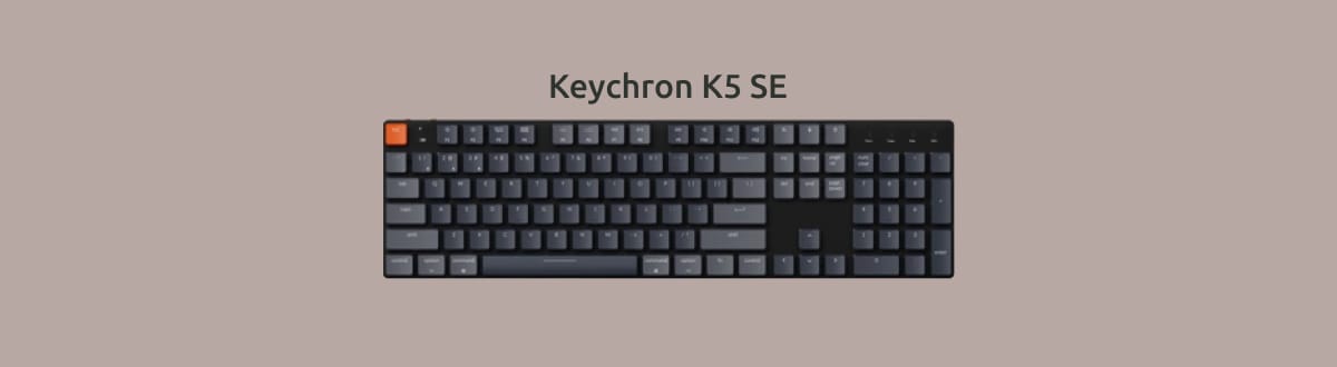 Keychron K5 SE на монохромном фоне.