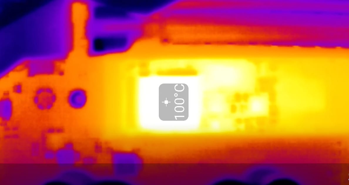 Тепловая карта со снимком 100°C на контроллере накопителя.