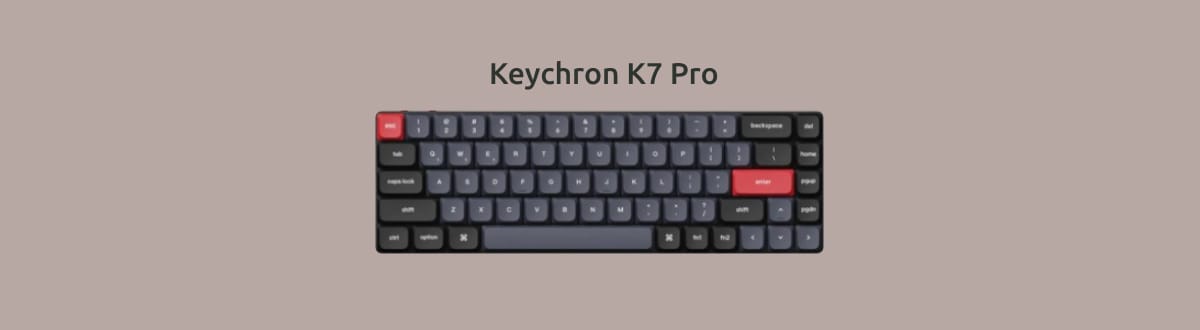 Keychron K7 Pro на однотонном фоне.
