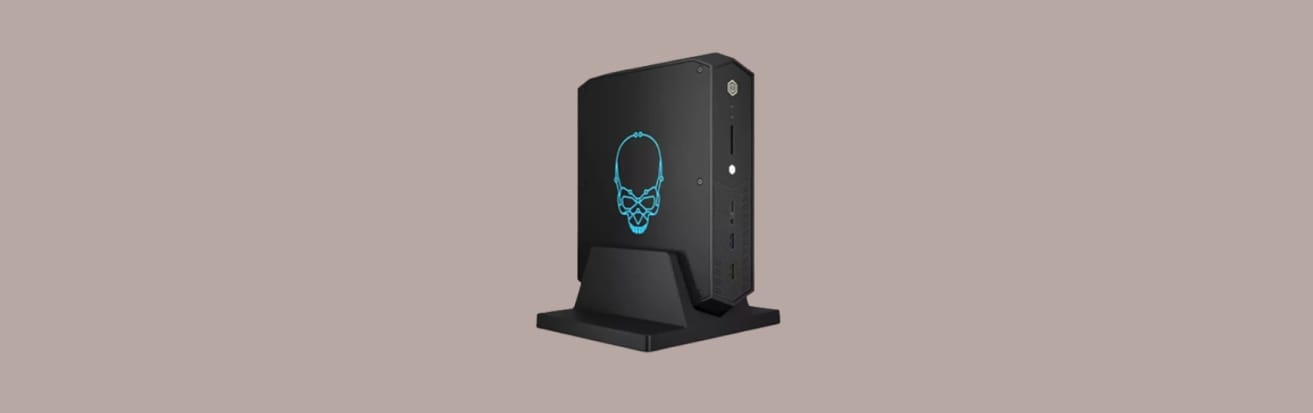 Intel NUC 12 NUC12SNKI7 в вертикальном положении.