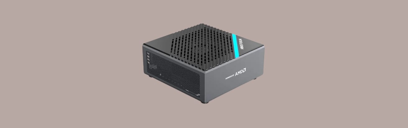 MINISFORUM ELITEMINI B550 на однотонном фоне.
