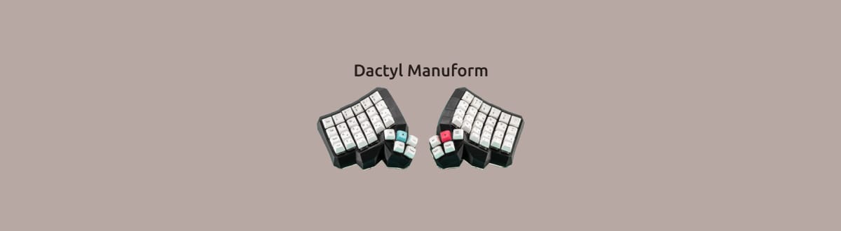 Dactyl Manuform на монохромном фоне.