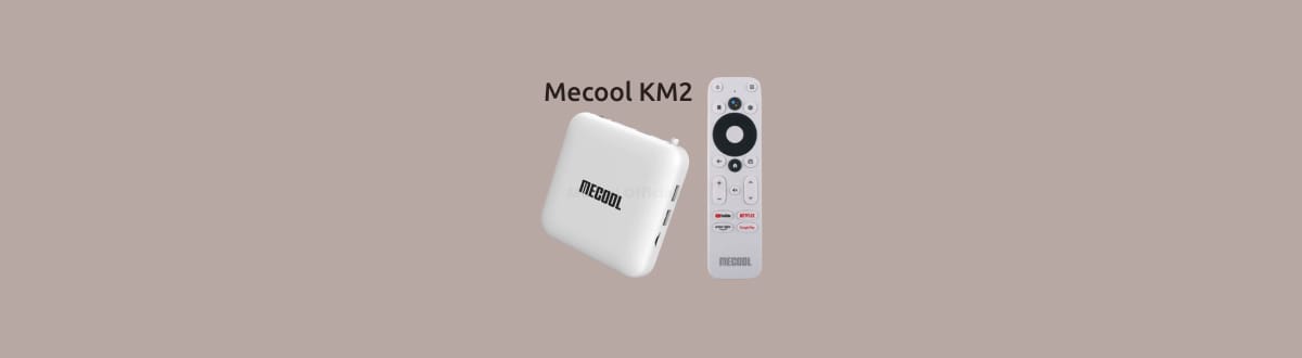 Mecool KM2 на монохромном фоне.
