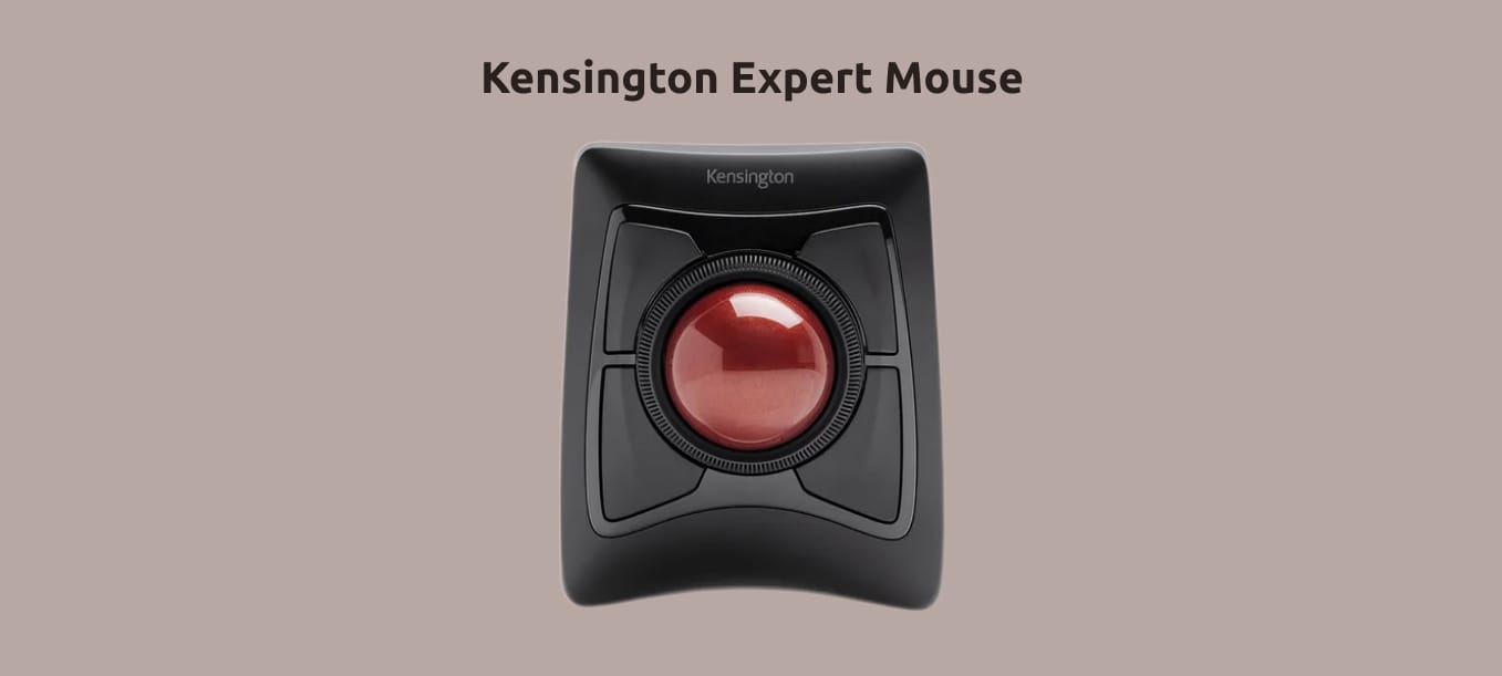 Kensington Expert Mouse на однотонном светло-коричневом фоне.