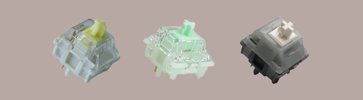Gateron Jupiter Banana, Baby Kangaroo (V2) и EverFree (EF) Grayish на однотонном фоне.
