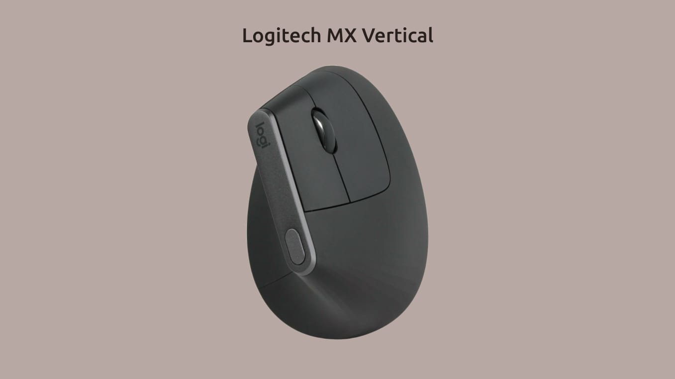 Logitech MX Vertical на монотонном светло-коричневом фоне.