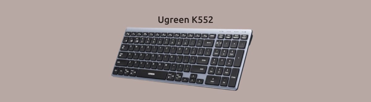 Ugreen K552 на монохромном светло-коричневом фоне.