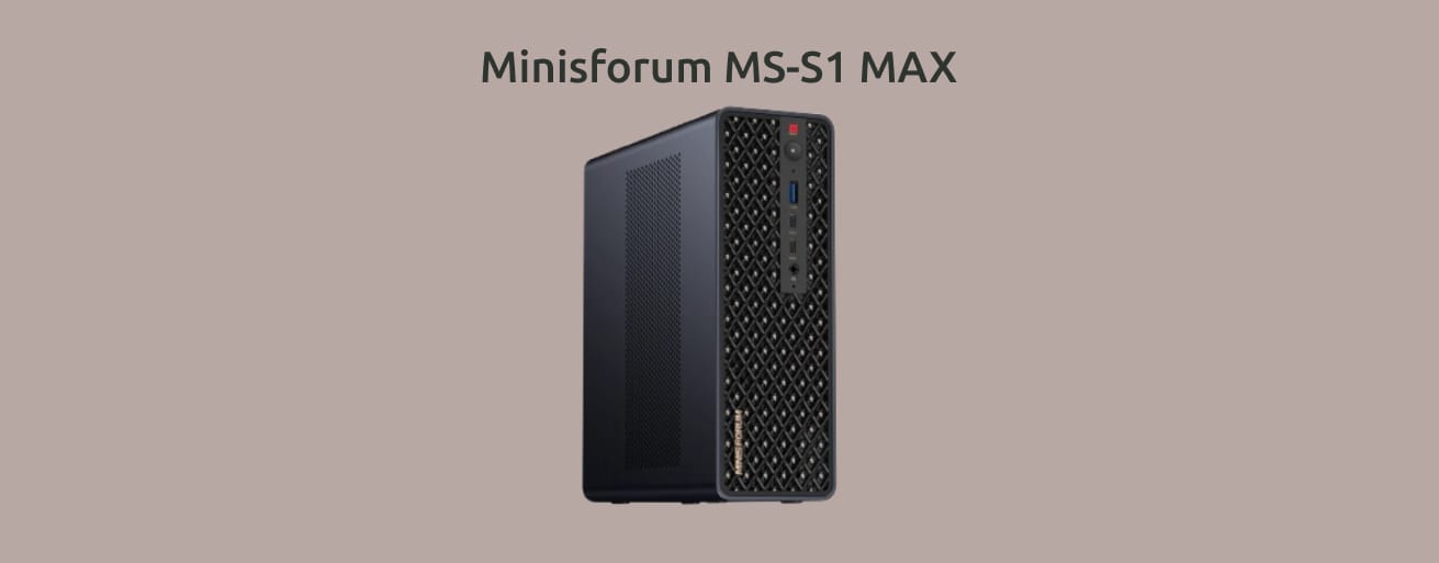 Minisforum MS-S1 MAX на монотонном светло-коричневом фоне.
