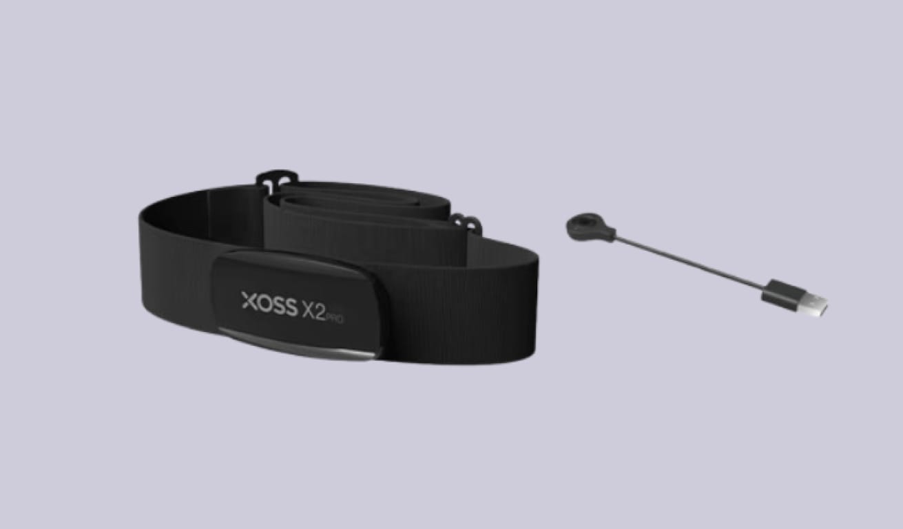 XOSS X2 Pro с зарядным кабелем на монохромном фоне.