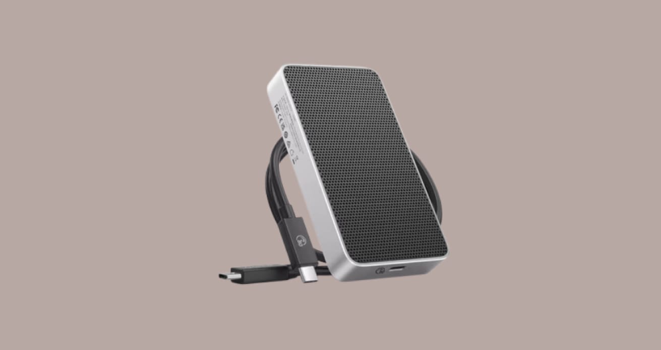 ORICO X50PRO с кабелем на монохромном заднем фоне.