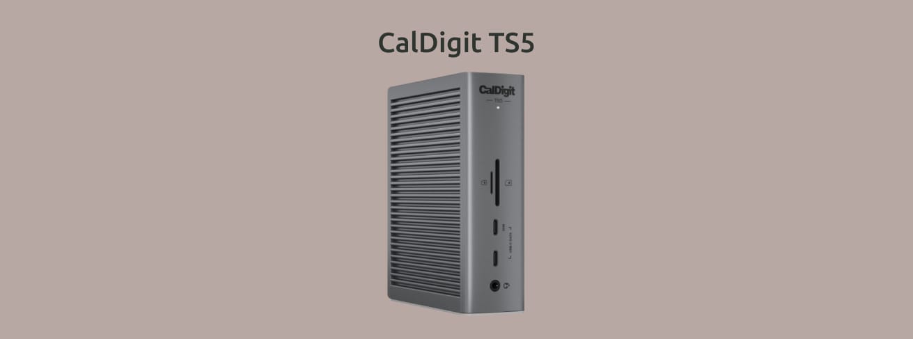 CalDigit TS5 в вертикальном положении на однотонном фоне.
