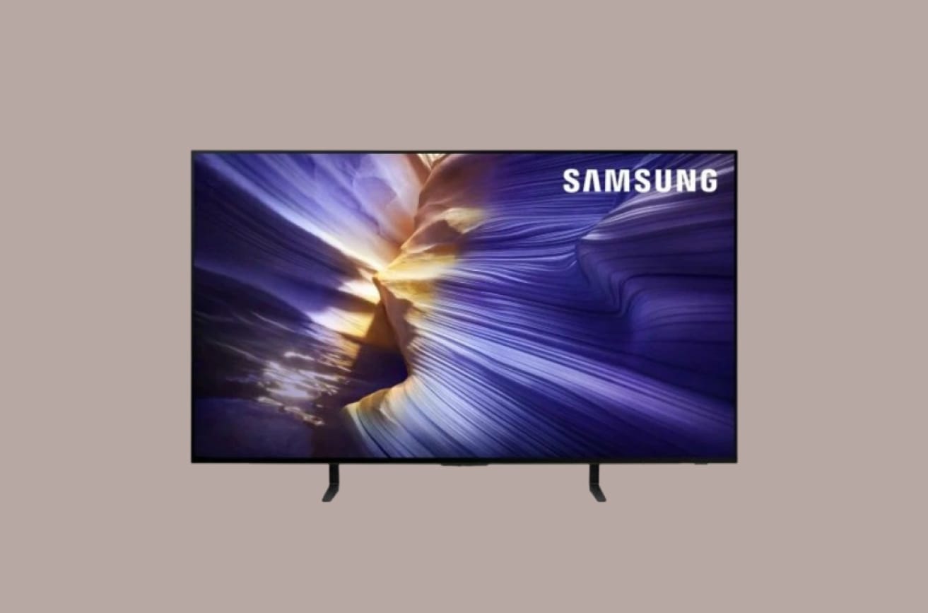Изображение Samsung QE48S90FAEXRU на монотонном светло-коричневом фоне.