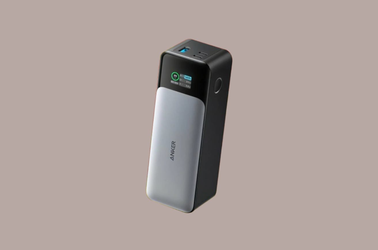 Anker PowerCore 737 GaNPrime на однотонном светло-коричневом фоне.