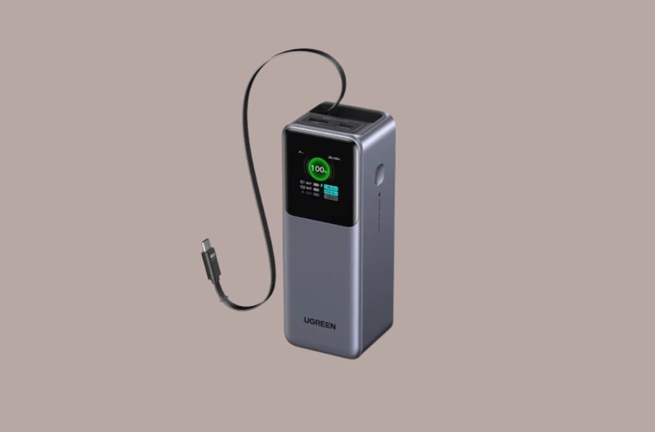 Ugreen Nexode PB726 на светло-коричневом фоне.