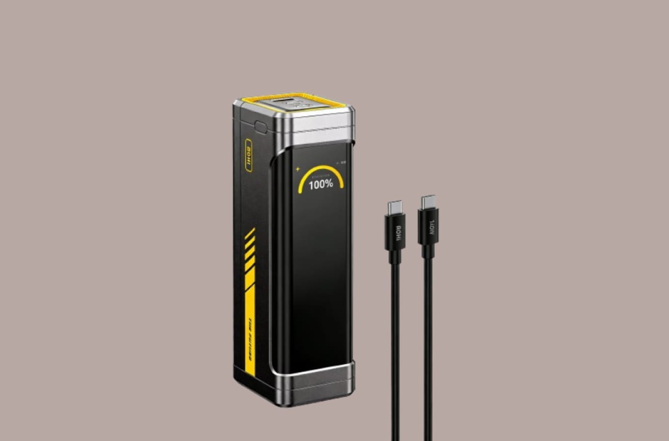 AOHI The Future Starship Pro 20k mAh с кабелем на однотонном фоне.