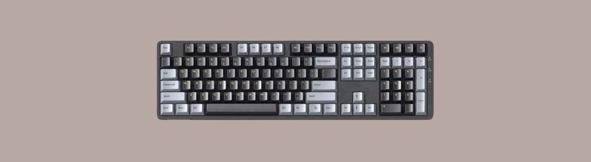 UGREEN KU103 на монохромном фоне.
