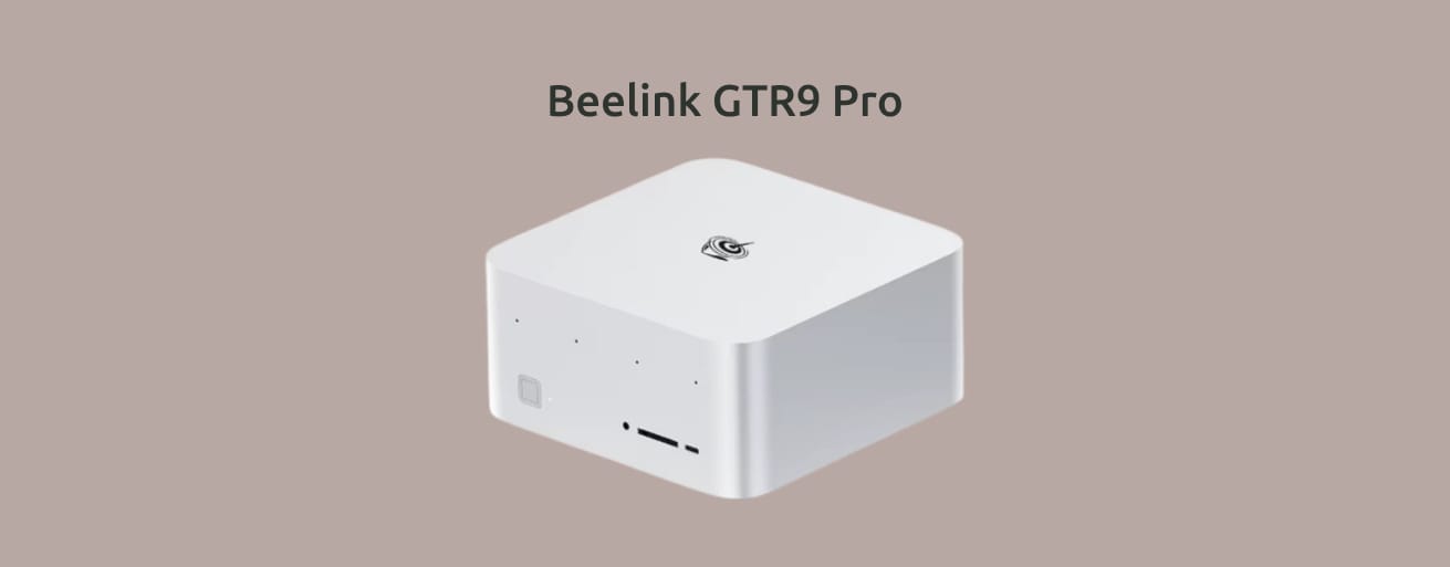 Beelink GTR9 Pro на монотонном светло-коричневом фоне.