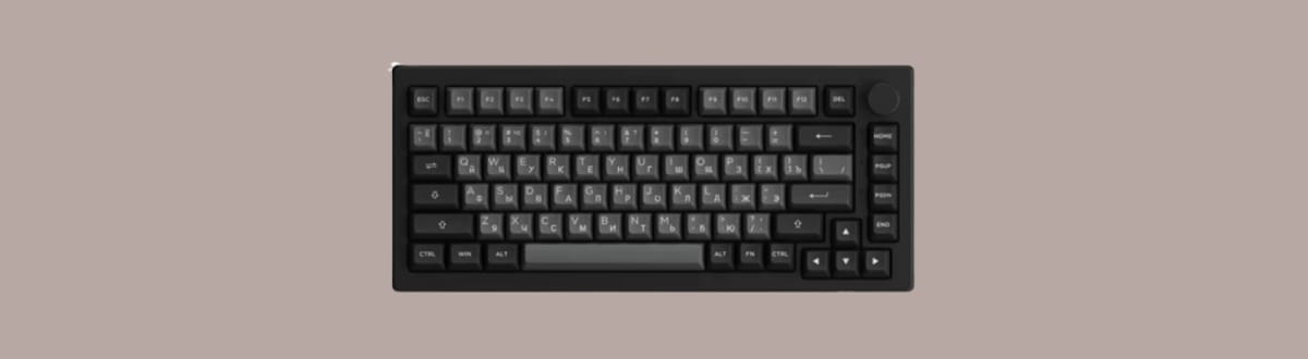 AKKO 5075B Plus на монотонном светло-кориченевом фоне.