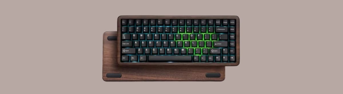 Womier WD75 V2 на монотонном фоне.