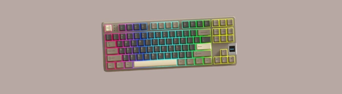 Womier QK87 на монотонном фоне.