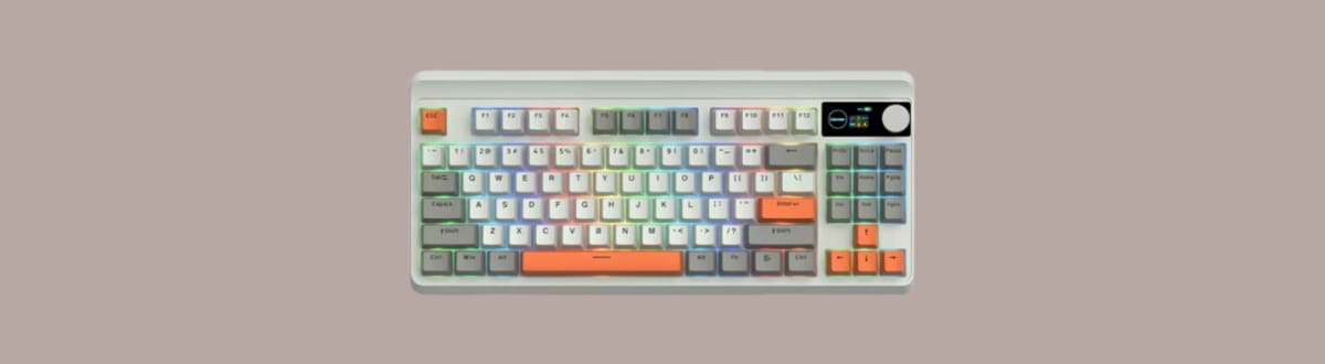 Womier M87 PRO на монотонном фоне.