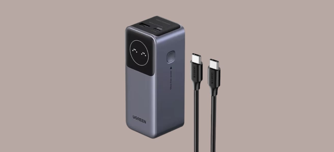 UGREEN Nexode Mini 100W с кабелем на монохромном фоне.