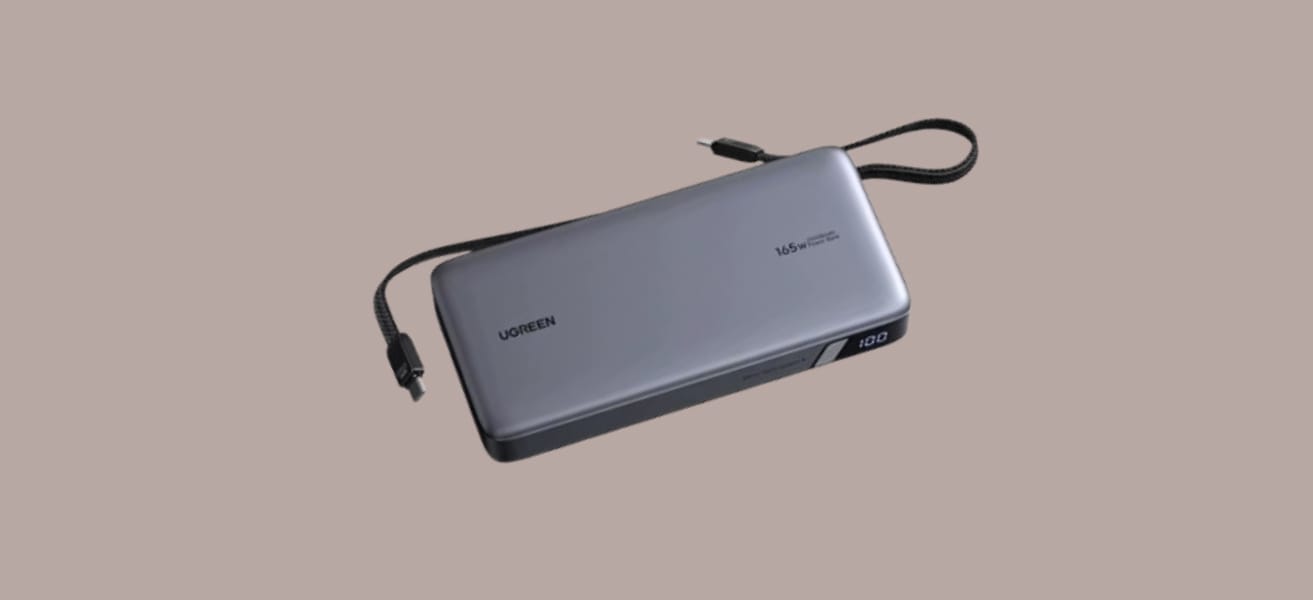 UGREEN PB552 165W на монохромном фоне.