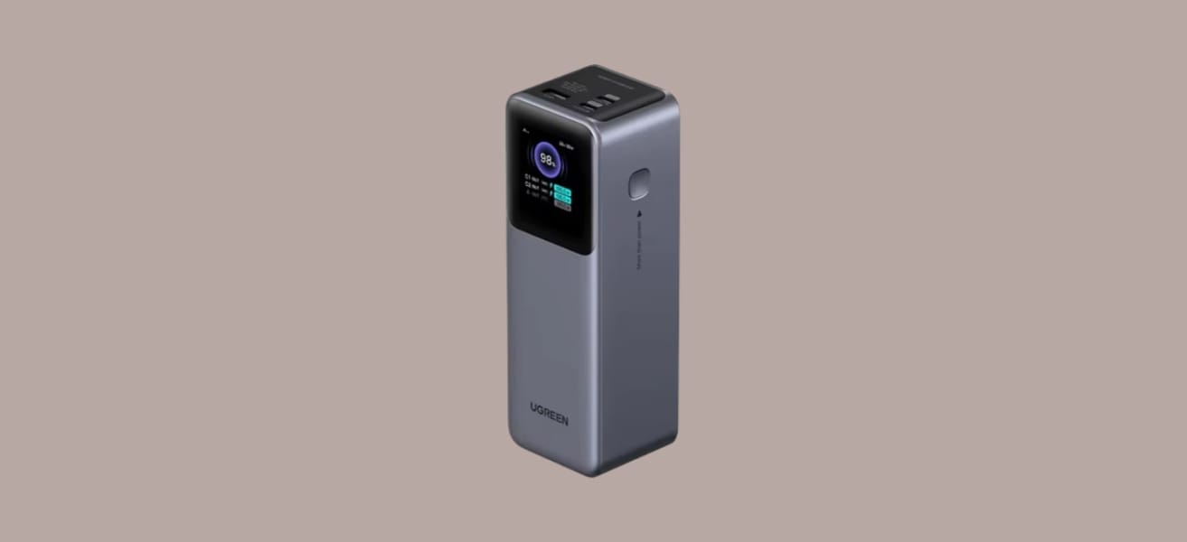 UGREEN Nexode 200W (PB722) в изометрии на монотонном фоне.