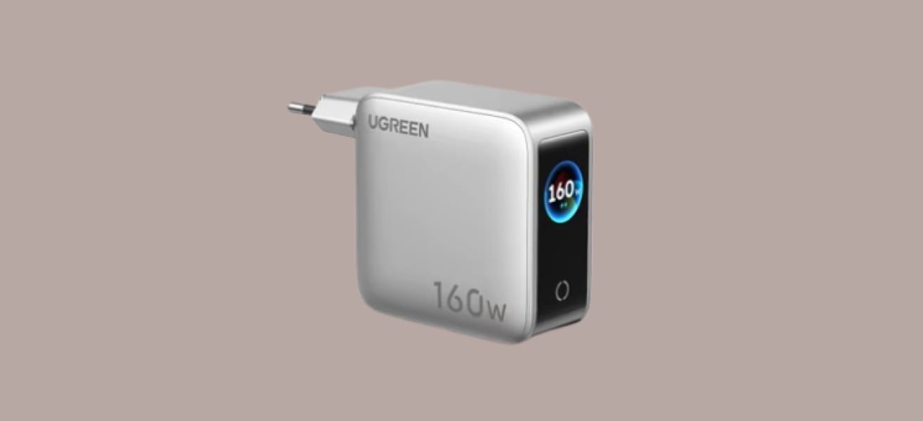 UGREEN Nexode Pro X774 160W GaN на монотонном заднем фоне.